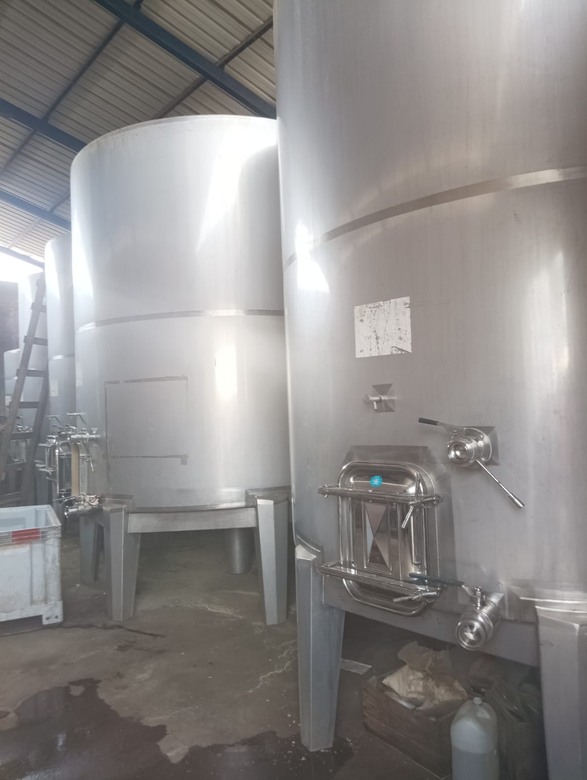 Estanques de acero inoxidable en la envasadora de Viña Las Parritas